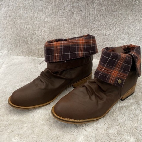 Boots - Picture 2 of 3